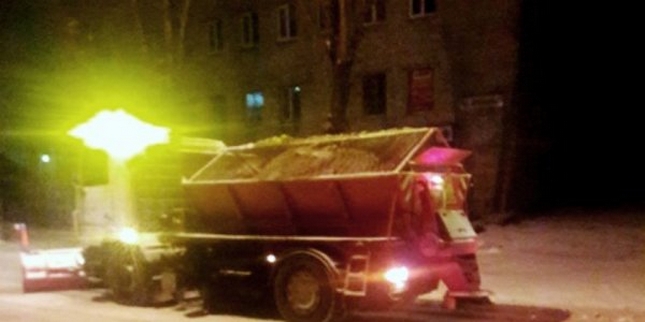 Вечірній Київ: "Снігопад у Києві не припиняється: дорожні служби всю ніч працювали"