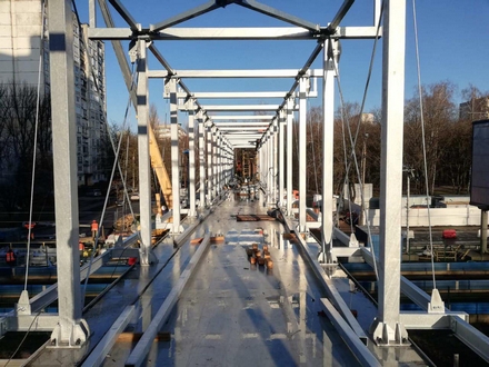 На пішохідному мосту поблизу кінотеатру «Лейпциг» змонтована значна частина металоконструкцій пішохідної галереї