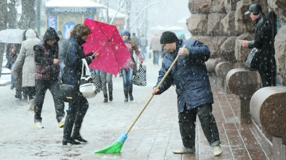 Перед початком снігопаду столичні вулиці обробили соляним розчином, для цього використовують новітню техніку