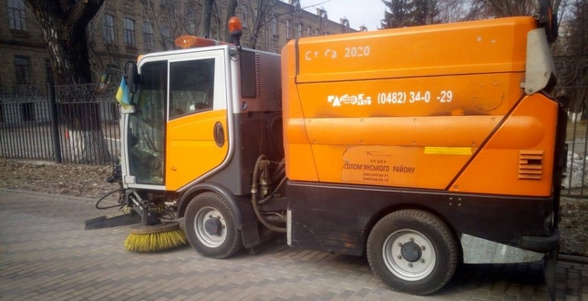 В усіх районах столиці тривають роботи з прибирання вулично-дорожньої мережі від піскомету та сміття