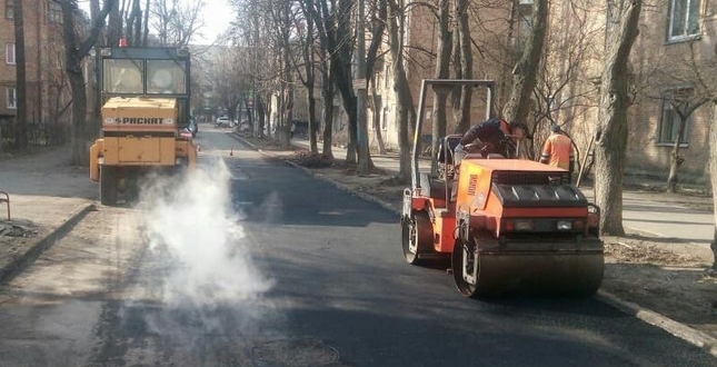 21 березня, дорожники проводять роботи з поточного ремонту столичних доріг та тротуарів, які знаходяться на балансі шляхово-експлуатаційних підприємств "Київавтодору"