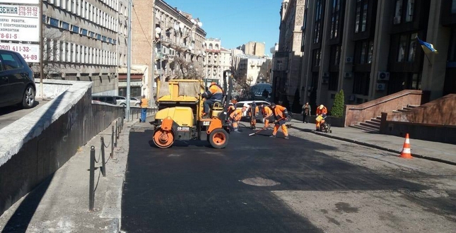 Автодорівці проводять роботи з поточного ремонту дорожнього покриття в усіх районах Києва