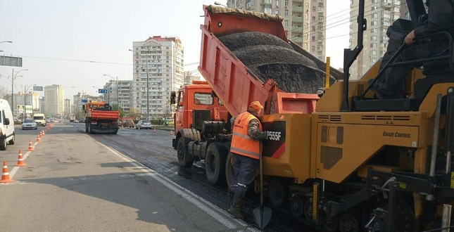 Роботи з поточного ремонту доріг тривають у всіх районах Києва