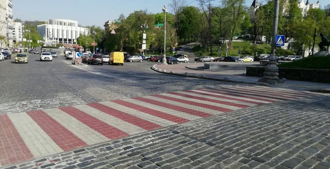 Новий пішохідний перехід з використанням ФЕМів червоно-білого кольору на вул. Михайла Грушевського
