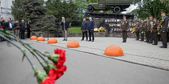 Вечірній Київ: "Дорожники, ветерани та школярі поклали квіти до пам'ятника легендарному авто"