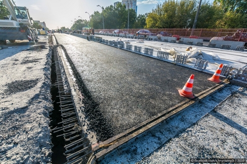 На Борщагівському шляхопроводі завершують монтаж нового рейкового полотна