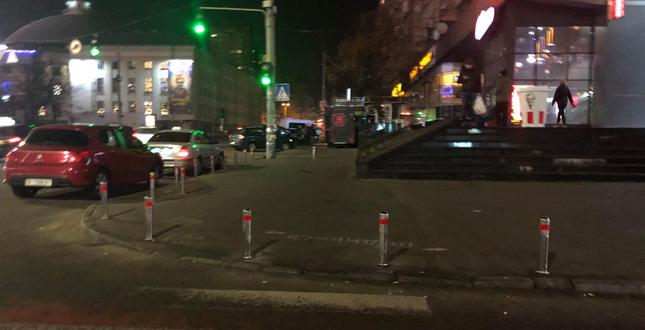 На перехресті вулиць Гончара та Дмитрівської тепер не паркуються на тротуарах