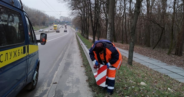 Поки трафік на київських дорогах знизився – ми очищаємо катафоти та світлоповертальні елементи