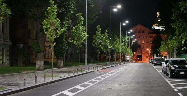 До кінця року на 17 вулицях Києва встановлять більше 400 енергозберігаючих LED-світильників та замінять понад 300 опор зовнішнього освітлення