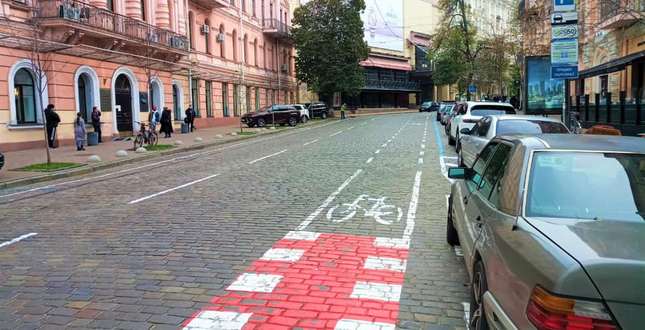На вул. Архітектора Городецького з’явилась нова смуга для велосипедистів