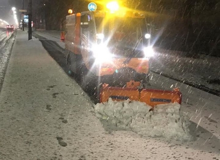 З вечора на дорогах працюють 274 одиниці снігоприбиральної техніки
