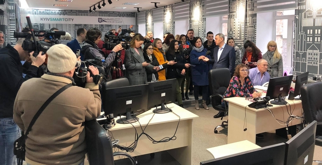 Журналістам регіональних ЗМІ продемонстрували сучасний диспетчерський центр КК «Київавтодор»