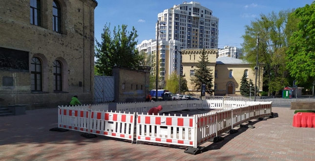 Просідання покриття на тротуарі поблизу станції метро «Арсенальна» ліквідовує приватна компанія за власний кошт
