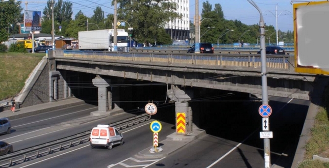 На шляхопроводі на перетині вулиці Дегтярівської і проспекту