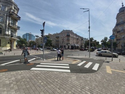 На перетині вулиць Богдана Хмельницького та Івана Франка облаштували перше велосипедне перехрестя