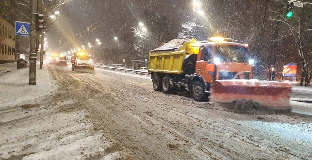 Дорожники продовжують обробляти протиожеледними засобами і прибирати від снігу вулиці й тротуари
