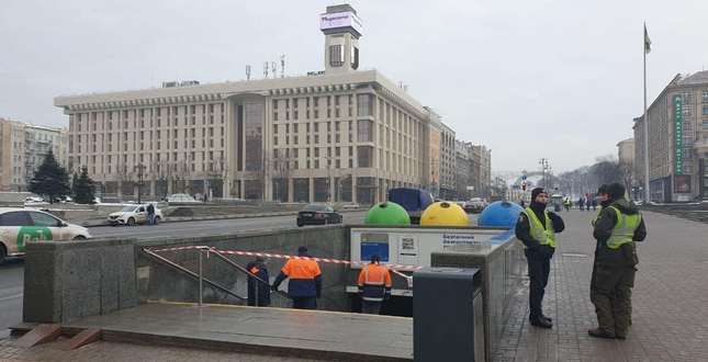 Демонтаж підвісних конструкцій стелі підземного переходу на Майдані Незалежності завершено