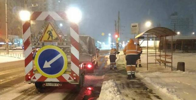 З першими сніжинками дорожники розпочали очищати місто: працює 359 одиниць техніки