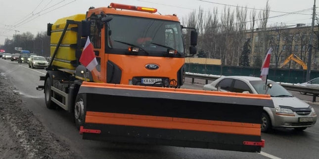 У Києві сніжить: дорожники проводять  превентивну обробку вулиць