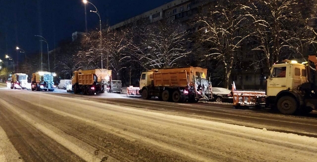 Більшість вулиць столиці розчищені від снігу і оброблені протиожеледними засобами