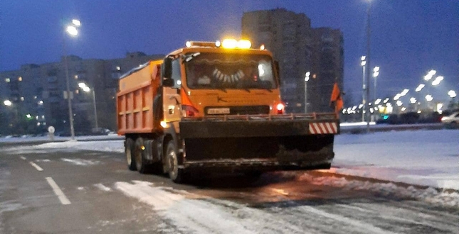 1 лютого сніжитиме: дороги обробляють протиожеледними матеріалами