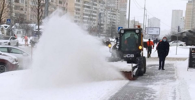 453 одиниці спецтехніки прибирають сніг на дорогах і тротуарах столиці