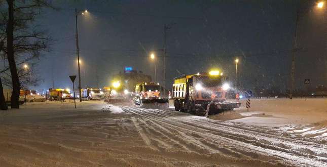 459 одиниць спецтехніки очищали Київ від снігу вночі