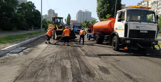 По всій столиці триває оновлення доріг і мостів