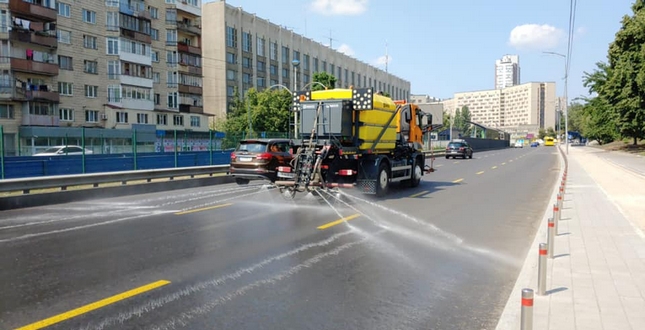 У столиці триває спека – вулиці посилено поливають і миють дорожники