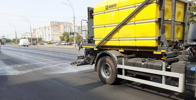 Підприємства КК «Київавтодор» продовжують посилений полив доріг у цілодобовому режимі