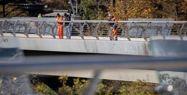 Віталій Кличко: "Сьогодні на пішохідно-велосипедному мосту фахівці демонтували пошкоджені вибухом російської ракети елементи скла."