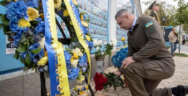 Віталій Кличко: "Сьогодні ми вшановуємо пам’ять полеглих та дякуємо живим воїнам, нашим героям-захисникам за те, що можемо жити у вільній країні"