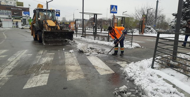 Комунальна корпорація "Київавтодор" продовжує очищати від снігу й обробляти протиожеледними реагентами вулиці міста, вивозити сніг