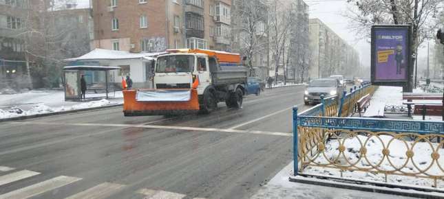 Комунальники вже приступили до прибирання снігу на вулицях столиці