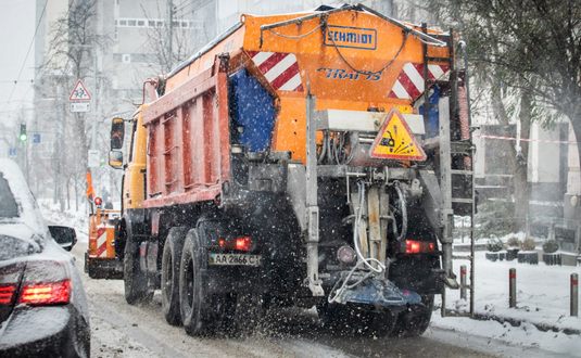 Ранковий снігопад: на вулицях працює 283 одиниці спецтехніки Комунальна корпорація "Київавтодор"