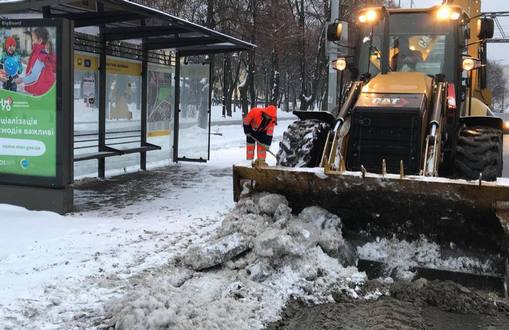 Дорожники продовжують цілодобову обробку вулиць столиці протиожеледними реагентами і прибирання доріг та тротуарів від снігу