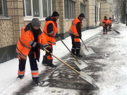Триває обробка протиожеледними засобами й очищення міста від снігу