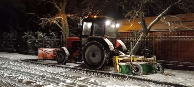 302 одиниці спецтехніки прибирали вночі сніг у столиці