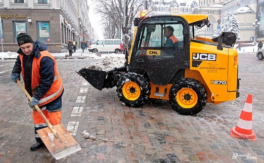 У Києві вулиці та дороги чистять від криги й снігу 287 машин та понад 500 комунальників