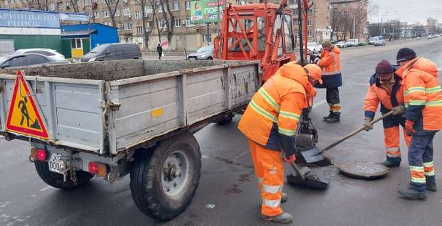 На вихідні очікуються дощі: гідрослужби "Київавтодору" розчищають зливостоки та додатково перевіряють місця можливих підтоплень