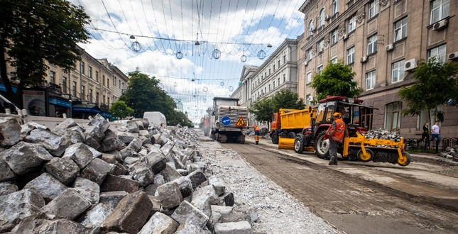 На вулиці Богдана Хмельницького триває ремонт дорожнього покриття