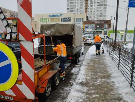 Станом на 12.00 на дорогах столиці виїхало 275 одиниці снігоприбиральної техніки.
