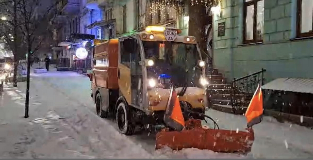 До прибирання снігу і протиожеледної обробки у столиці задіяні 314 одиниць техніки комунальної корпорації "Київавтодор"