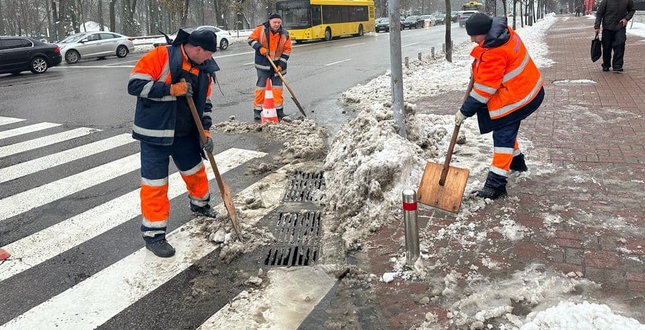 У Києві тривають роботи з очищення від снігу вулично-дорожньої мережі