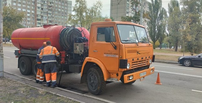 За прогнозами Український гідрометеорологічний центр, вночі 12 жовтня у столиці очікується значний дощ (І рівень небезпечності, жовтий). Підприємства КК «Київавтодор» готові до погіршення погодних умов.