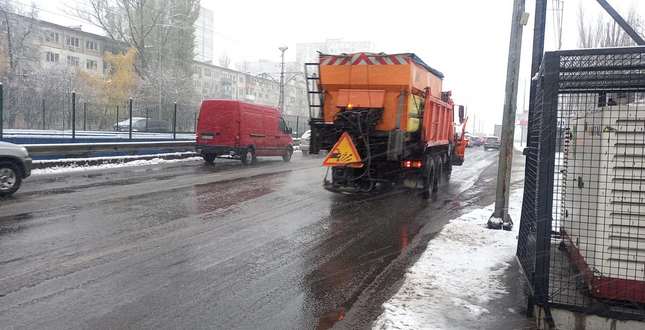 Тривають роботи з очищення від снігу вулично-дорожньої мережі міста