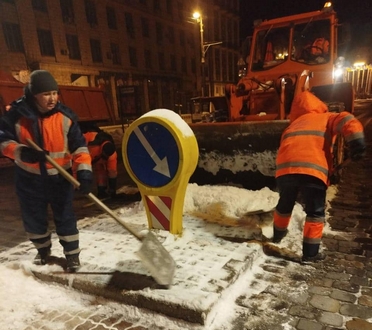 У Києві триває протиожеледна обробка та розчищення доріг і тротуарів від снігу. До обробки дорожнього покриття задіяні 118 одиниць спецтехніки «Київавтодору».